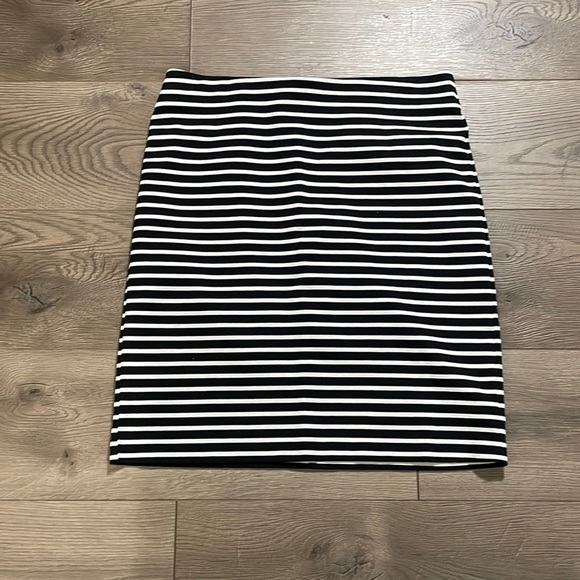 Old Navy Dresses & Skirts - Old Navy Women's Knit horizontal striped skirt, size M